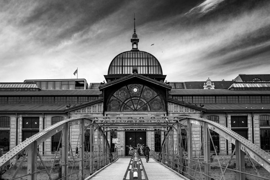 10241111 - Fischauktionshalle in schwarzweiß | Blick auf die Fischauktionshalle in Altona.