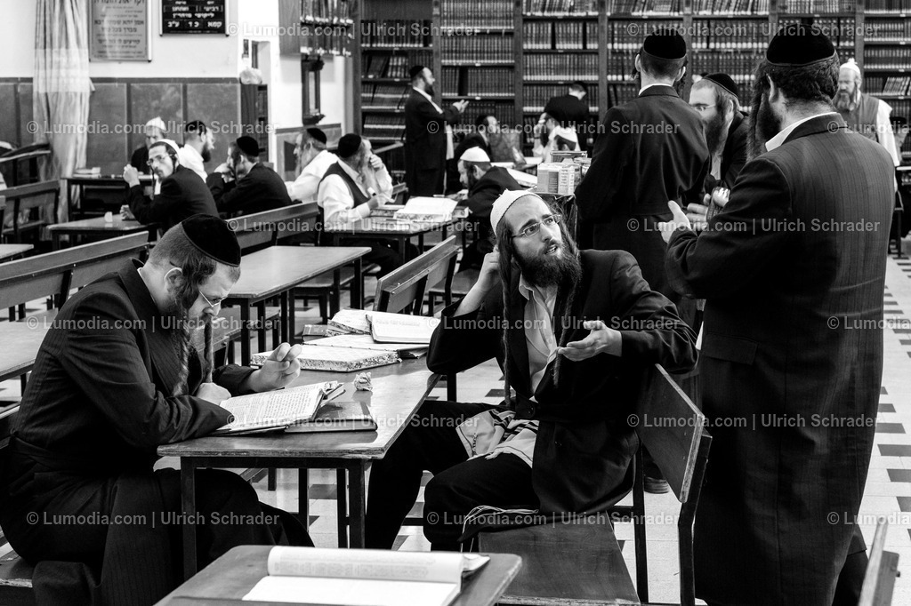 201608_Israel-121 | Jerusalem, Me’a Sche’arim. Reflexion und Diskussion sind wesentliche Bestandteile beim Studium rabbinischer Schriften. - Realisiert mit Pictrs.com