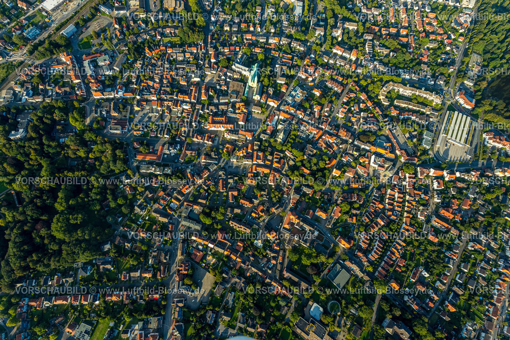 Werl230807195 | Luftbild, Altstadt und Wallfahrtsbasilika Mariä Heimsuchung, Marktplatz und Probsteikirche St. Walburga, Werl, Werl-Unnaer Börde, Nordrhein-Westfalen, Deutschland