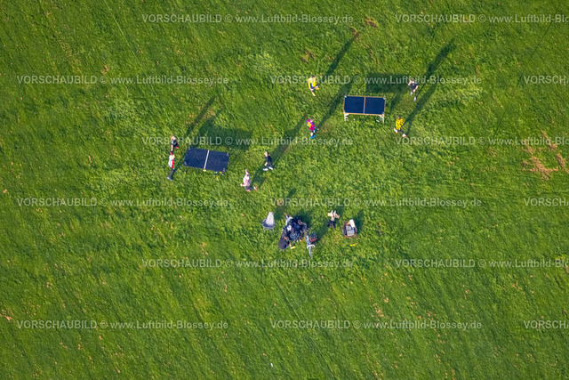 Bochum221100729 | Luftbild, Sportliche Betätigung auf einer Wiese am Fluss Ruhr, Tischtennisspielen auf der Wiese. Dahlhausen, Bochum, Ruhrgebiet, Nordrhein-Westfalen, Deutschland