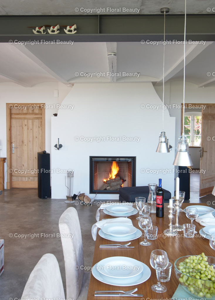 Haus am See | Esszimmer mit Kamin in ehemaliger Bauernkate in Norddeutschland nach aufwändiger Modernisierung. Gedeckter Esstisch. - Realisiert mit Pictrs.com