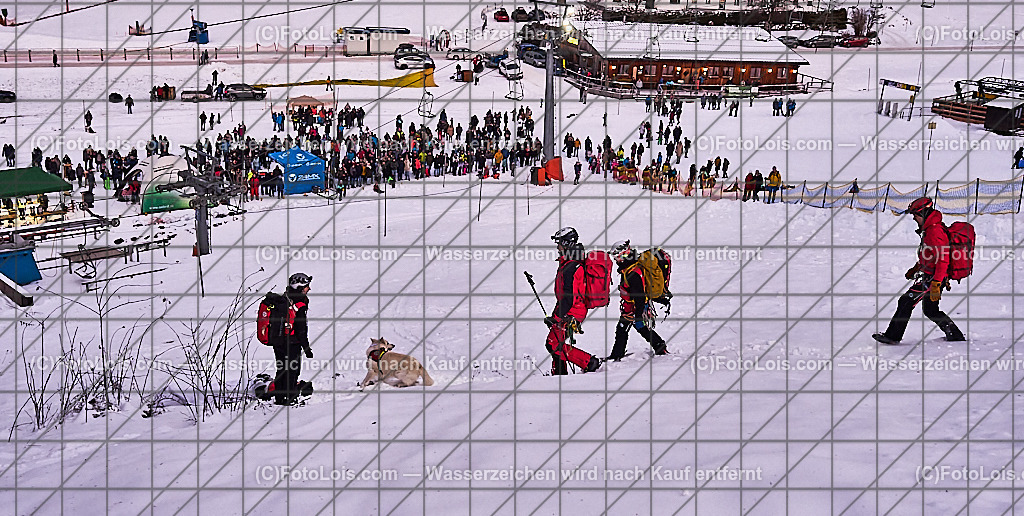 _ALP8026_NACHTderBALLONE_Lackenhof_Bergrettung | ... mit dem Ballonsportclub Ötscherland aus Wieselburg, der Bergrettung Lackenhof mit einer Schauübung, der Perchtengruppe 'Gaminger Ötscherteufeln' und dem Musikverein Lackenhof, So 28. Dezember 2025.          Die Bergrettung zeigte in der Schauübung verschiedene Herangehensweisen zur Personensuche und Rettung. Suche mit Verschüttetensuchhund, Drohne mit Wärmebildkamera und mit der Mannschaft. Schutz für verletzte Person und Abtransport.