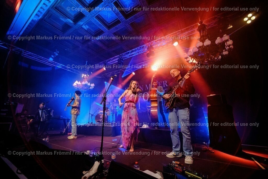 20230728-helen-maier-and-the-folks-004 | Helen Maier &amp; The Folks am Luzern Live Festival. Am Freitag 28. Juli 2023 im Hotel Schweizerhof in Luzern. Helen Maier — Violine / Alexander Graf — Violine, Bratsche / Andreas Gut — Akkordeon / Theo Känzig — Gitarre / Jonas Künzli — Kontrabass / Adrian Böckli — Schlagzeug, Percussion. Foto: Markus Frömml