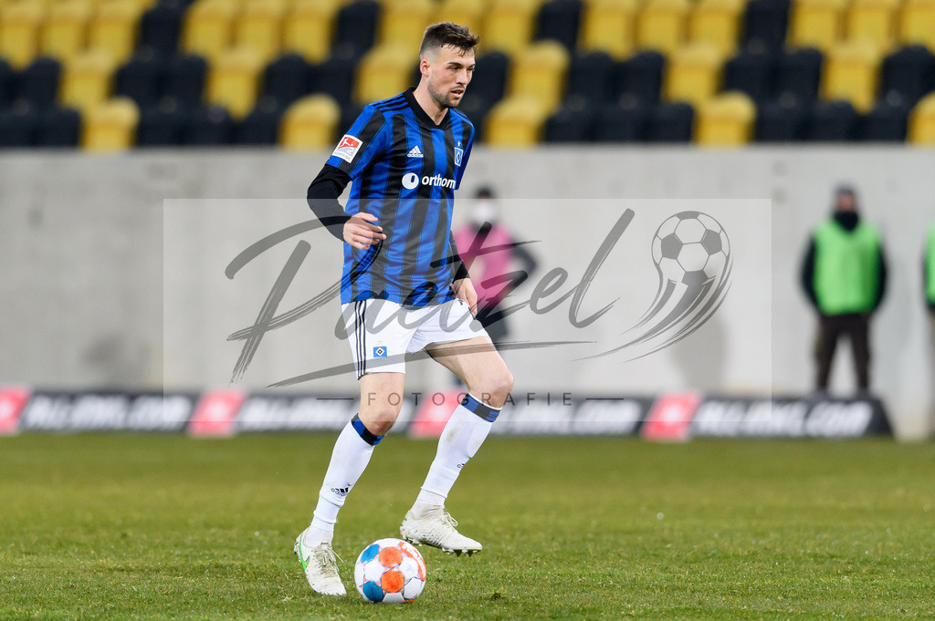 SGDHSV20220114_149 | Fussball, Herren: Jonas Meffert (Hamburger SV) in Aktion, am Ball, Einzelaktion bei dem Spiel der 2. Bundesliga zwischen SG Dynamo Dresden und Hamburger SV im Rudolf-Harbig-Stadion am 14.01.2022 in Dresden, Deutschland.DFB / DFL REGULATIONS PROHIBIT ANY USE OF PHOTOGRAPHS AS IMAGE SEQUENCES AND/OR QUASI-VIDEO. - Realisiert mit Pictrs.com