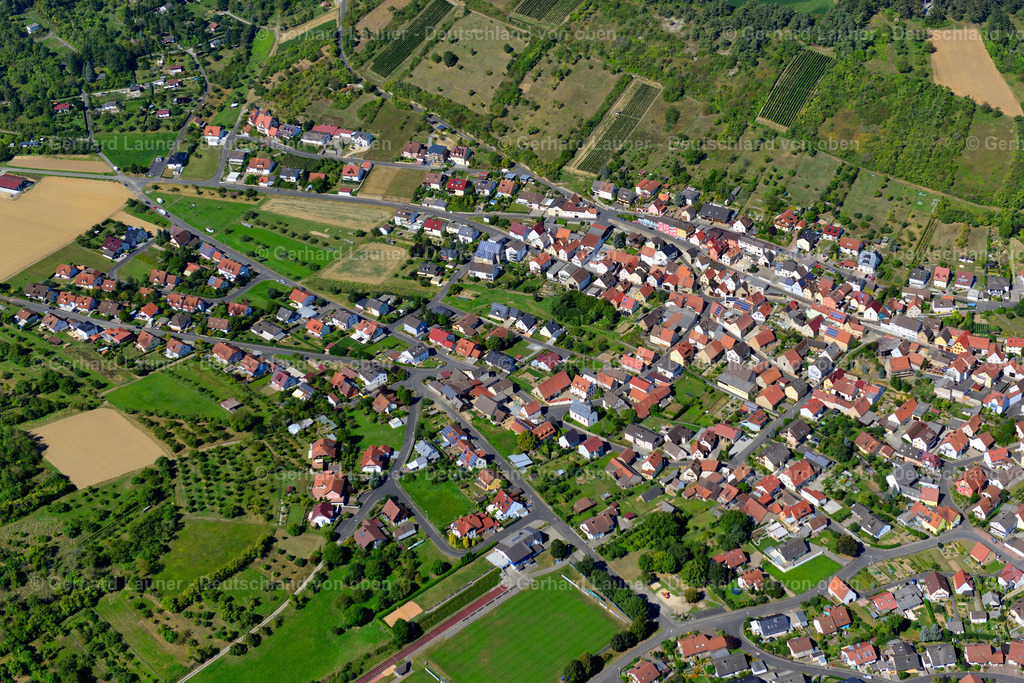 3650061 | LEINACH 31.08.2016 Wohngebiet einer Einfamilienhaus- Siedlung am Rande von landwirtschaftlichen Feldern in Leinach im Bundesland Bayern, Deutschland // Single-family residential area of settlement on the edge of agricultural fields in Leinach in the state Bavaria, Germany Foto: Gerhard Launer