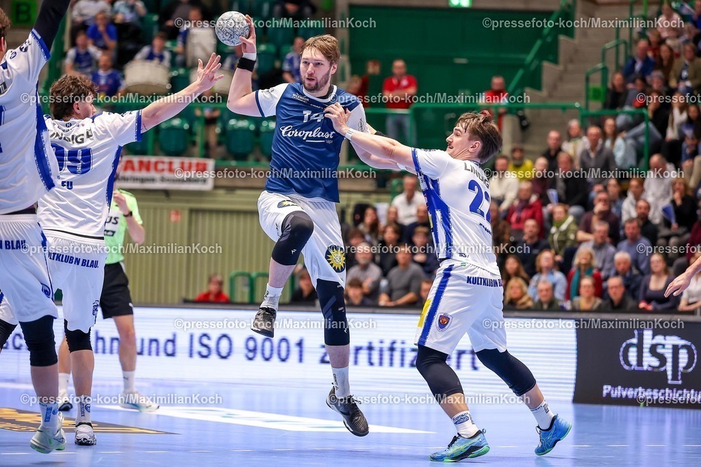 BHC11122501077 | 11.12.2025, Handball, HBL, Bergischer HC - ThSV Eisenach, Unihalle Wuppertal: Gerdas Babarskas (BHC #14) im Zweikampf gegen  Tillmann Leu (Eisenach #99) Felix Aellen (Eisenach #22) 
