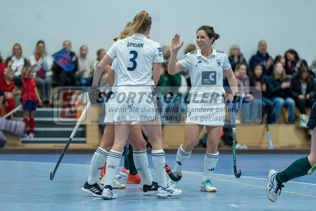 HK_20240113_107936 | 1. Bundesliga Damen Düsseldorfer HC - Club Raffelberg am 13.1.2024 DHC Halle, Düsseldorf , Mabel Brands ( Düsseldorfer HC #7 ), Annika Sprink ( Düsseldorfer HC #3 ) , Luisa Steindor ( Düsseldorfer HC #9 )