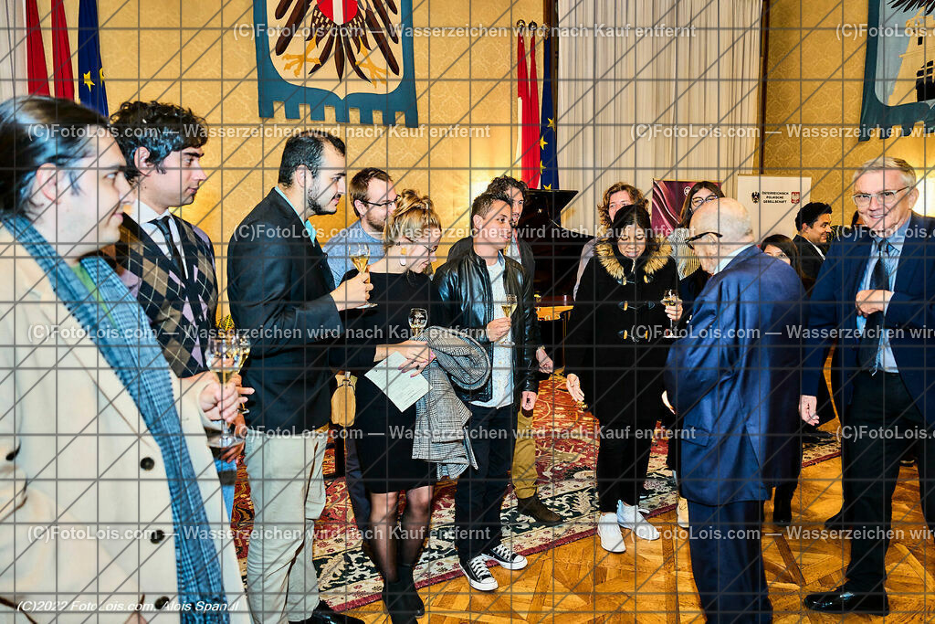 ALP3768_CHOPIN-Gesellschaft_Jubilaeum_junge Fans | (C)FotoLois.com, Alois Spandl, Festveranstaltung '70 Jahre internationale CHOPIN-Gesellschaft in Wien' mit Einladung durch den Bürgermeister der Bundeshauptstadt Wien, Dr. Michael Ludwig (vertreten durch Mag. Thomas Reindl), Wappensaal des Wiener Rathauses, Sa 29. Oktober 2022.