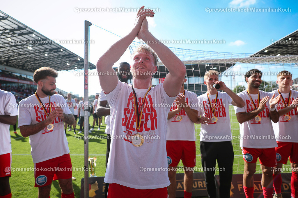 RWE3Liga25052401064 | 25.05.2024, Essen, Fußball, Finaltag der Amateure, Niederrheinpokal Finale, Stadion an der Hafenstraße, Saison 2023 2024, Rot-Weiss Essen – SC Rot-Weiß Oberhausen: Rot-Weiss Essen ist Pokalsieger - Die Mannschaft gewinnt gegen Oberhausen mit 3:0 und jubelt über den Sieg. Abschlussfeier Siegerehrung Siegerfeier Pokalsieg Pokalsieger Pokalfeier. Ron Berlinski (Rot-Weiss Essen) steht jubelnd vor den Fans.
DFB regulations prohibit any use of photographs as image sequences and or quasi-video.