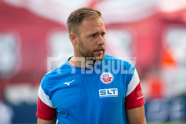 20250920schulz059 | 20.09.2025 Fußball: 3. Liga 7. Spieltag Rot-Weiss Essen - Hansa Rostock, Stadion an der Hafenstraße, Daniel Brinkmann (Hansa Rostock,Trainer) schaut skeptisch - Realisiert mit Pictrs.com