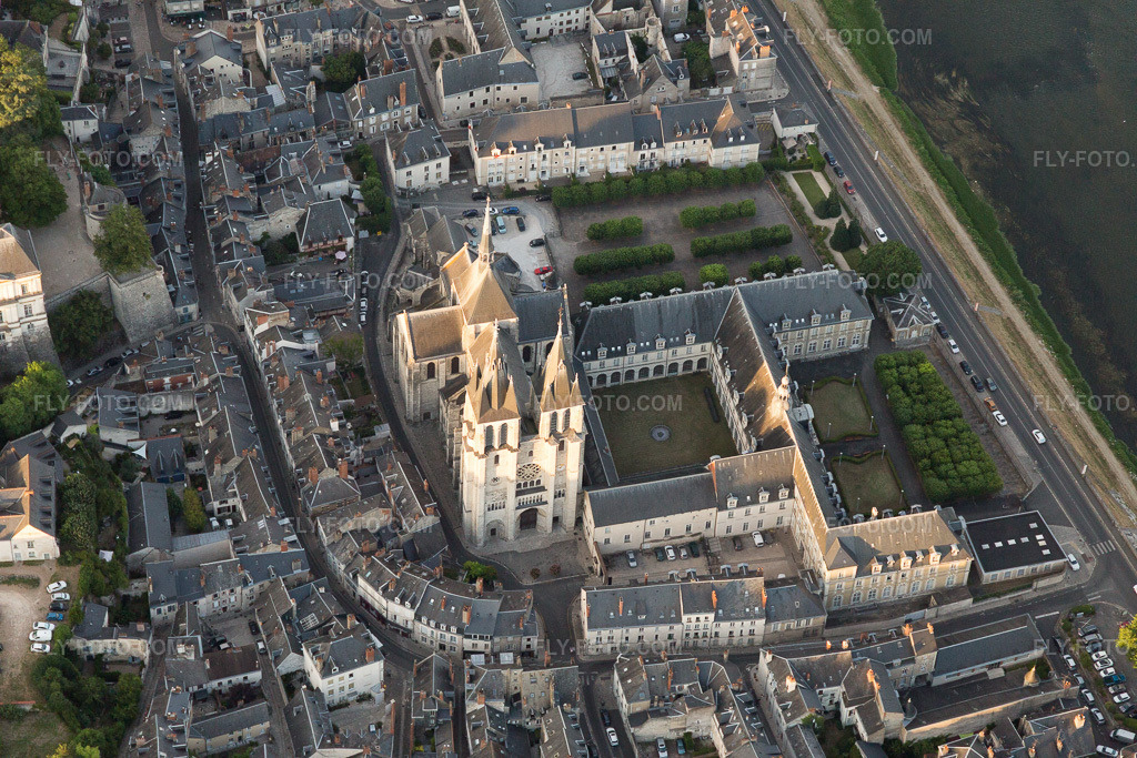 Aerial view: View of the town in Blois in the state Loir et Cher, France. – Photo: IMG_101039.jpg taken on 06/23/2017 by Werner Riehm/FLY-FOTO.com – Resolution of the original: 5472 x 3648 px