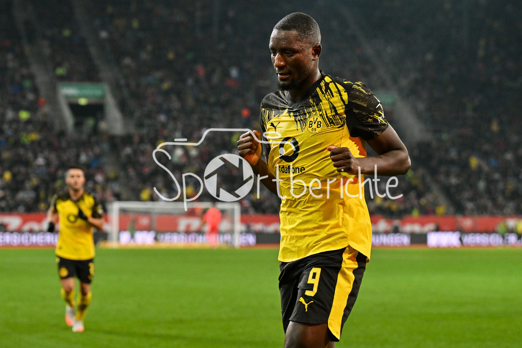 FC Augsburg - Borussia Dortmund | AUGSBURG, GERMANY - Serhou GUIRASSY (Borussia Dortmund 9) celebrates the goal to 0-1 during the bundesliga match between FC Augsburg vs. Borussia Dortmund on matchday 9 at WWK Arena on October 31, 2025 in Augsburg, Germany / DFL REGULATIONS PROHIBIT ANY USE OF PHOTOGRAPHS AS IMAGE SEQUENCES AND/OR QUASI-VIDEO / Carney CHUKWUEMEKA (Borussia Dortmund 17)