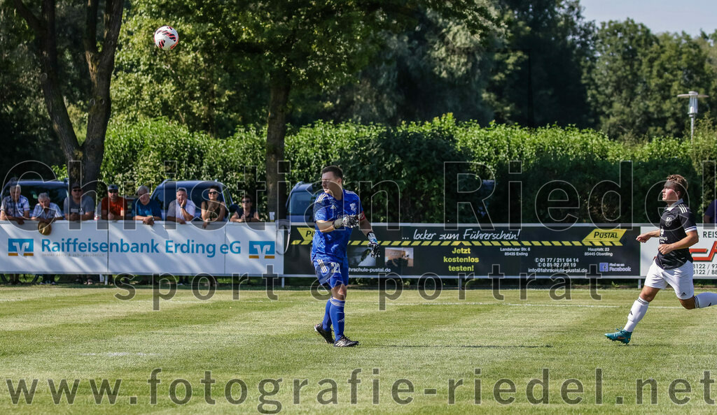 2023-08-20_026_TuS_Oberding_gegen_FC_Finsing_II | Oberding, Deutschland, 20.08.2023:
Fußball, Kreisklasse 2023 / 2024, 3. Spieltag, TuS Oberding gegen FC Finsing II, Endergebnis: 1:1

Torwart Tobias Forchhammer (FC Finsing, #22), Sebastian Stemmer (TuS Oberding, #7)

Foto: Christian Riedel / fotografie-riedel.net