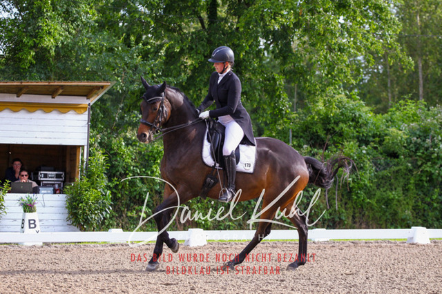 DKP41658 | Turnierfotos kaufen im Webshop von Daniel Kuhl Photography – entdecke professionelle Reitsportfotos aus Turnieren & Events. Hochwertige Turnierbilder online bestellen & sichern. Jetzt Fotos von Reitsportturnieren kaufen!