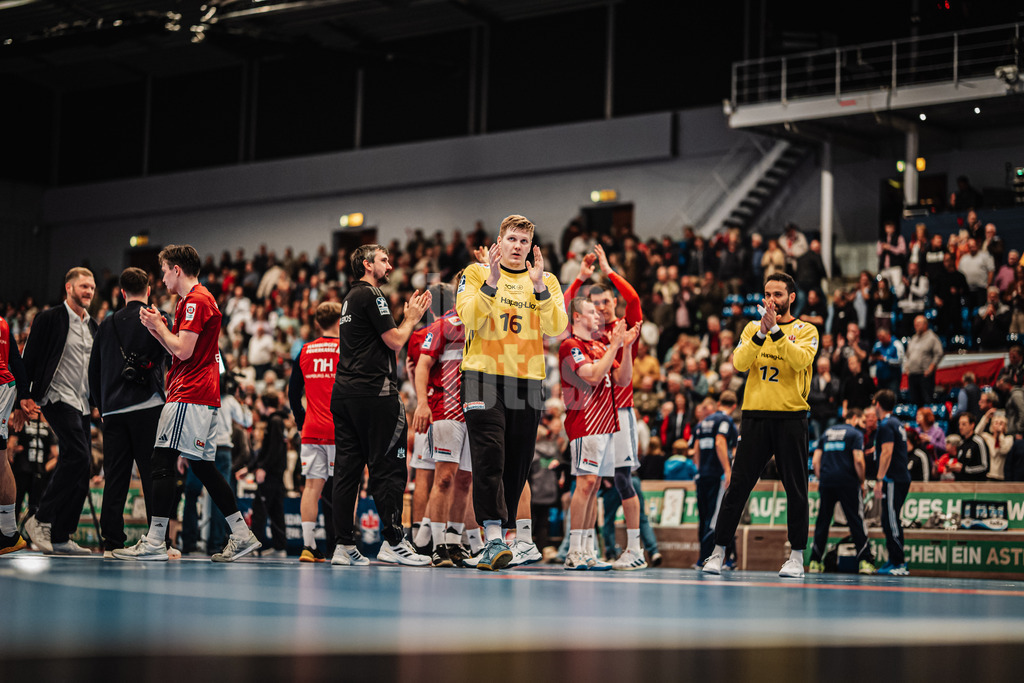 Handball | Männer | Saison 2024/2025 | DAIKIN Handball-Bundesliga | 8. Spieltag || Handball Sport Verein Hamburg vs. TSV Hannover-Burgdorf | 24.10.2024 | Robin Haug (#16, Handball Sport Verein Hamburg) applaudiert dem Publikum