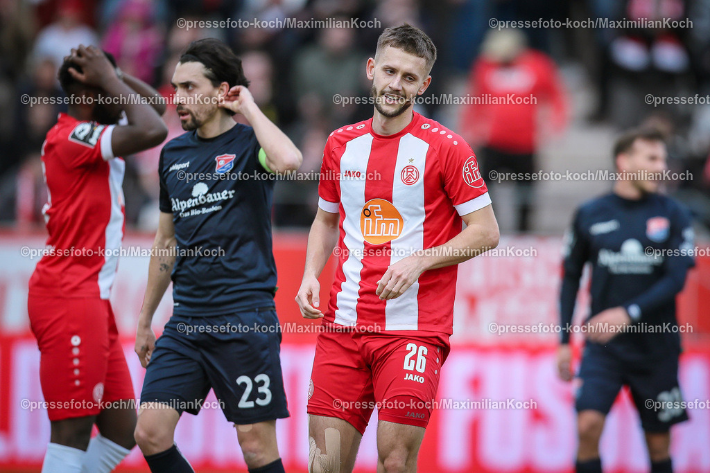 RWE3Liga02032401043 | 02.03.2024, Essen, Fußball, bwin 3. Liga Herren, Stadion an der Hafenstraße, 28. Spieltag Saison 2023 2024, Rot-Weiss Essen – SpVgg Unterhaching:  Torben Müsel (Rot-Weiss Essen) steht enttäuscht auf dem Spielfeld. 
DFB regulations prohibit any use of photographs as image sequences and or quasi-video.