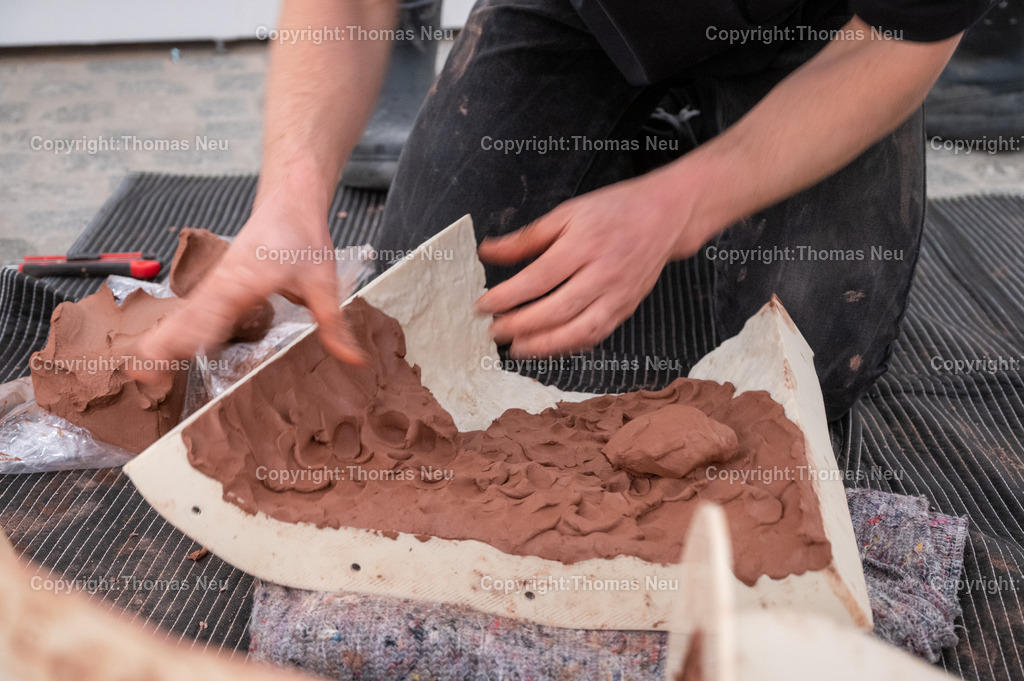 DSC_9484 | Jonas Wendelin zeigt großformatige Skulpturen und Rauminstallationen aus Ton und Lehm, basierend auf 3D‑Scans von organischen Materialien wie verrottenden Baumstämmen und archäologischen Gefäßen aus der Museums‑Sammlung. Diese Arbeiten thematisieren Material als Archiv und Informationsträger, Erosion und Zerstörung — sowohl formal als auch inhaltlich. Die Werke schaffen Spannungsfelder zwischen haptischer Realität und digitaler Wahrnehmung, und lassen Wahrnehmungskategorien wie natürlich oder künstlich verschwimmen. 
