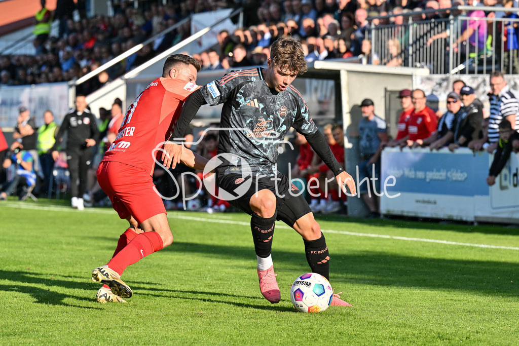 SpVgg Hankofen-Hailing - FC Bayern Amateure | im Duell Daniel RABANTER (Spvgg #11) und Maximilian WAGNER (FC Bayern München II #9) / Zweikampf