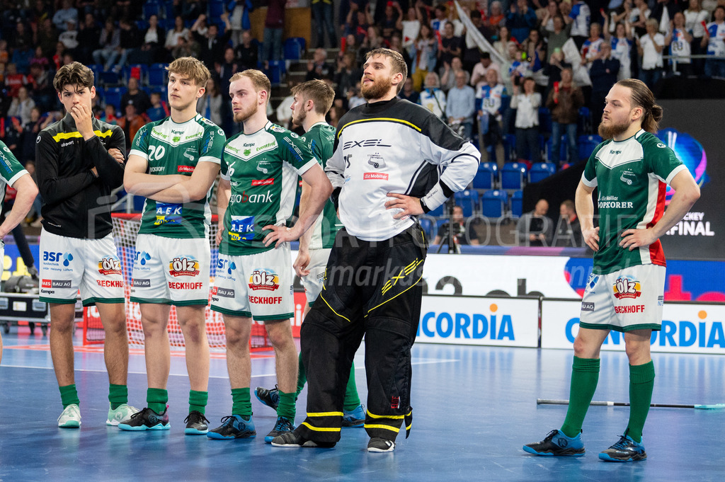 SV Wiler-Ersigen vs GC Unihockey - 23. April 2022 | SV Wiler-Ersigen vs GC Unihockey
Stimo Arena, Kloten
Geschlagene Wiler-Spieler.
Bild: Sportfotografie Markus Aeschimann | www.markus-aeschimann.ch - Realisiert mit Pictrs.com