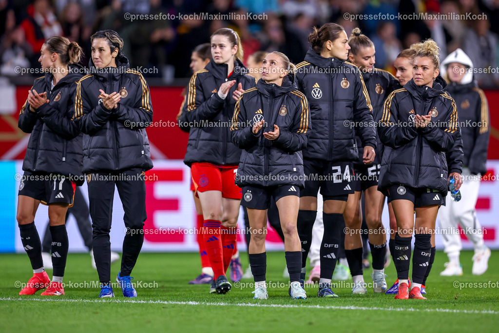 DFB28102401071 | 28.10.2024, Fußball Länderspiel Frauen, Deutschland - Australien, Schauindland-Reisen-Arena Duisburg, Saison 2024 2025: Enttäuschte Gesichter bei der deutschen Frauen Nationalmannschaft nach der 1:2 Niederlage gegen Australien. Das Team verabschiedet sich dankbar bei den Fans