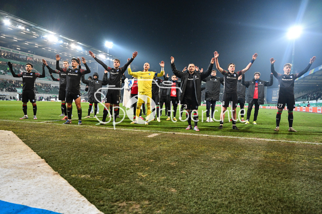 SpVgg Greuther Fürth - 1. FC Magdeburg | FUERTH, GERMANY - 06. FEBRUARY: Die Spieler der Gäste feiern zusammen mit den mitgereisten Fans den 4-5 Auswärtssieg in Fürth nach dem Match zwischen der SpVgg Greuther Fürth und dem 1. FC Magdeburg am 21. Spieltag der 2. Bundesliga im Sportpark Ronhof Thomas Sommer