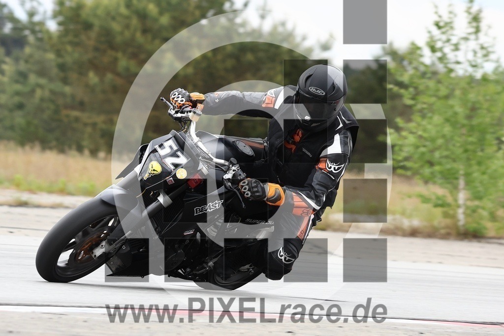 0052-20240518_11357 | Schöne Erinnerungen an spannende Momente - das festzuhalten ist unser Job. PIXELrace.de ist seit 2003 auf den Rennstrecken Europas unterwegs um die Action draußen beim Fahren und die wunderbare Stimmung imm Fahrerlager für euch einzufangen.