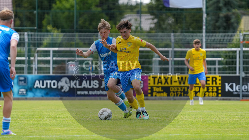 Fußball, Herren, Saison 2025/2026, 3. Luckenwalder Turmpokal, Werner-Seelenbinder-Stadion Luckenwalde, Spiel: FSV 63 Luckenwalde vs. F.C. Hansa Rostock U19,  | Fußball, Herren, Saison 2025/2026, 3. Luckenwalder Turmpokal, Werner-Seelenbinder-Stadion Luckenwalde, Spiel: FSV 63 Luckenwalde vs. F.C. Hansa Rostock U19, Im Bild: Caden Weber (l. Hansa U19) und Max Hathaway (r. Luckenwalde) - Realisiert mit Pictrs.com