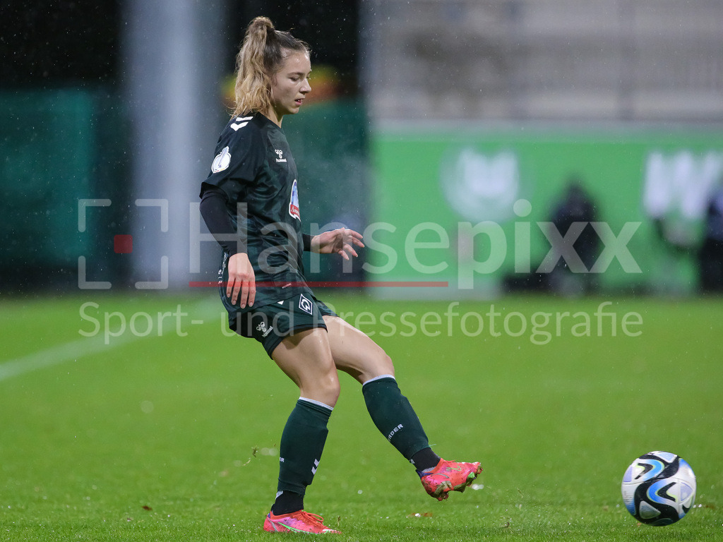 Fussball, DFB-Pokal Frauen, VfL Wolfsburg - SV Werder Bremen | v.li.: Michelle Weiß (SV Werder Bremen, 8) am Ball, Freisteller, Einzelbild, Ganzkörper, Aktion, Action, Spielszene, DIE DFB-RICHTLINIEN UNTERSAGEN JEGLICHE NUTZUNG VON FOTOS ALS SEQUENZBILDER UND/ODER VIDEOÄHNLICHE FOTOSTRECKEN. DFB REGULATIONS PROHIBIT ANY USE OF PHOTOGRAPHS AS IMAGE SEQUENCES AND/OR QUASI-VIDEO.