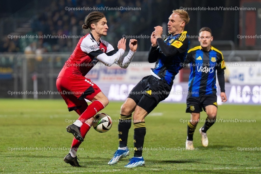 xYDR2802250101048 | 28.02.2025, xydrx, Fußball, Viktoria Köln - 1.FC Saarbrücken, 3.Liga, Sportpark Höhenberg, Saison 2024 2025: Donny Bogicevic (Viktoria Köln #8) prallt mit Florian Krueger (1.FC Saarbrücken #29) zusammen. DFB regulations prohibit any use of photographs as image sequences and or quasi-video.