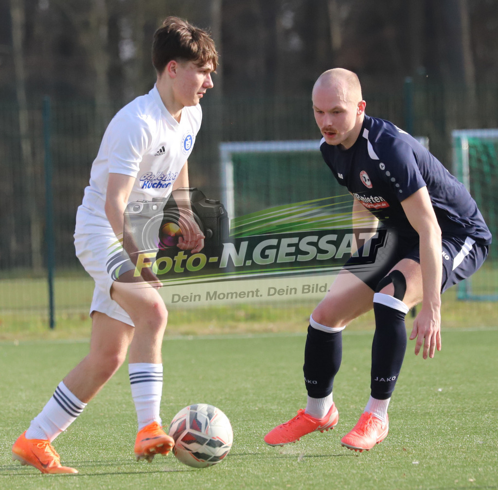 TuS Bruchmühlen - VfL Holsen | Auf dem Bild zu sehen: weiß TuS Bruchmühlen: Luis Manthey ; schwarz VfL Holsen: Luca Jan FiluschTuS Bruchmühlen, VfL Holsen, Saison 25/26, Kreisliga A, Deutschland - Realisiert mit Pictrs.com
