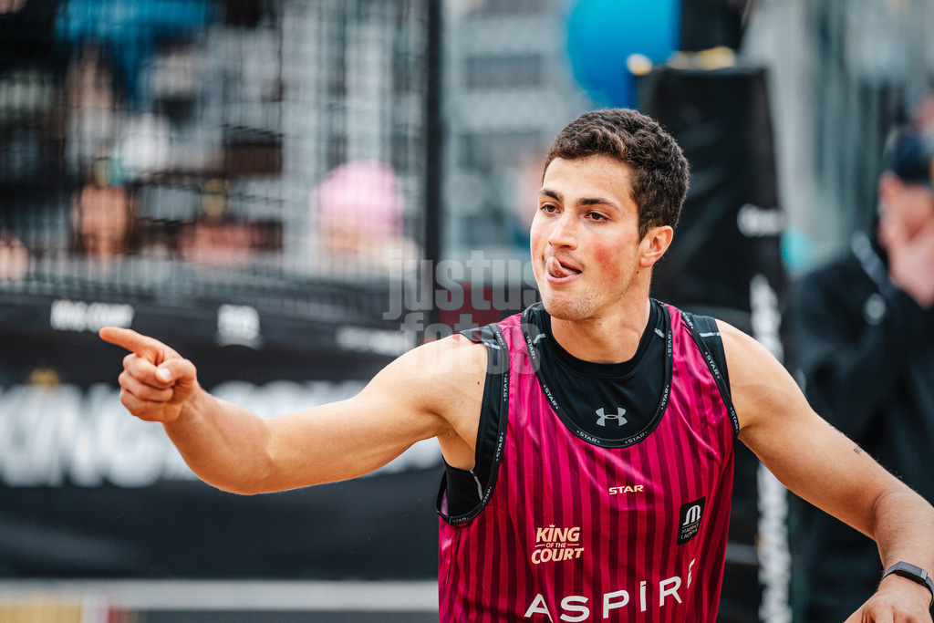 Beachvolleyball | Männer | Queen and King of the Court | Hamburg | 02.06.2024 | Sven Winter streckt die Zunge raus