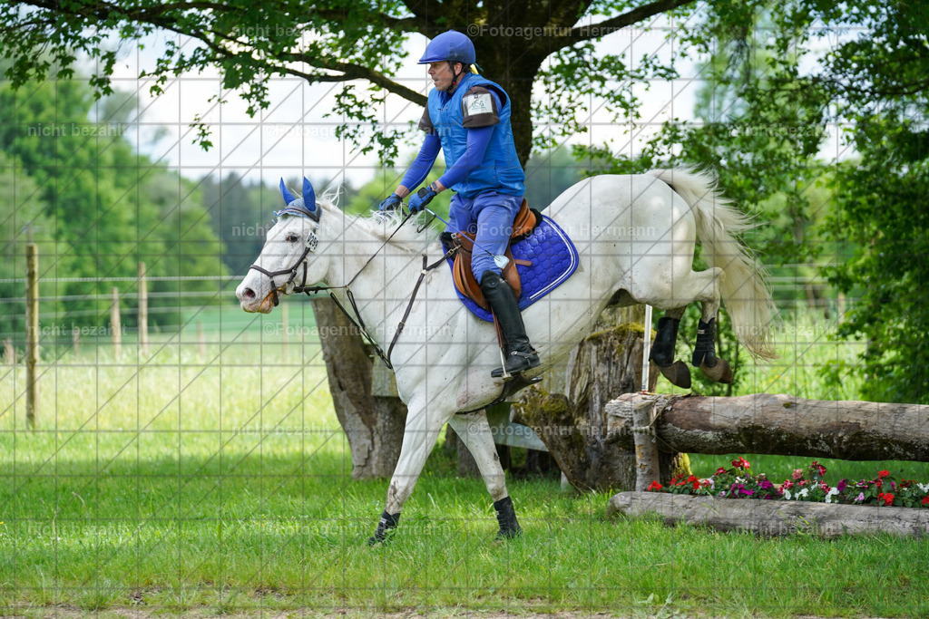 20240518-FAH03856 | Turnierbilder von Niederseon, Turnierfotografen Bayern, Fotoagentur Herrmann, Geländebilder, Reitsportfotografie