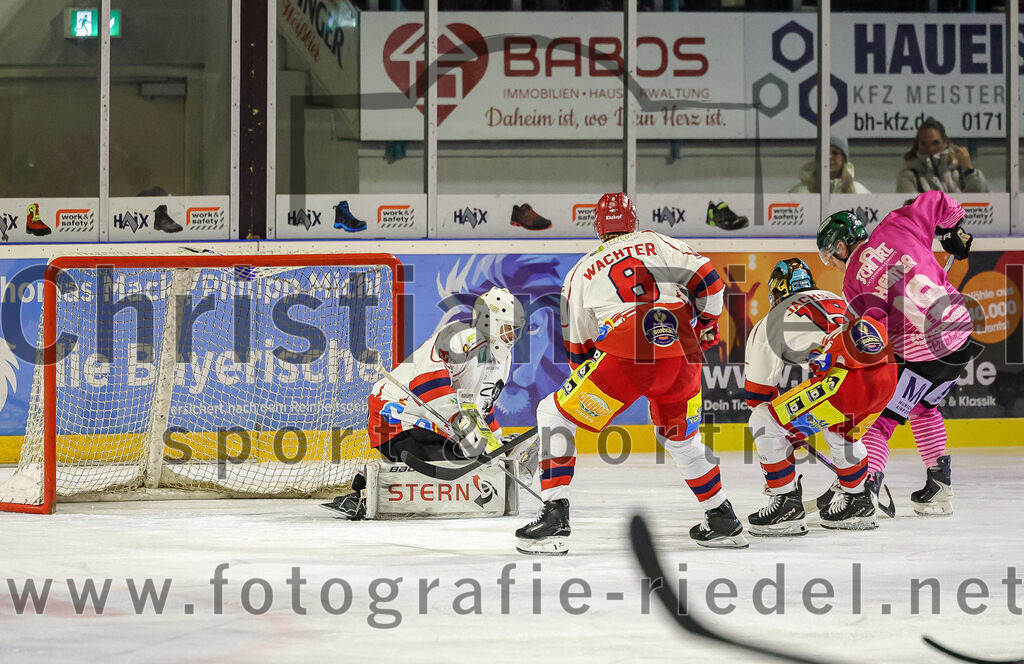 2025-10-24_050_TSV_Erding_gegen_Deggendorfer_SC | Erding, Deutschland, 24.10.2025:Eishockey, Oberliga Süd 2025 / 2026, 11. Spieltag, TSV Erding gegen Deggendorfer SC, Endergebnis: 2:4Sebastian Graf (Deggendorfer SC, #1), Philipp Wachter (Deggendorfer SC, #8), Julian Elsberger (Deggendorfer SC, #19), Dennis Henter (Erding Gladiators, #19)Foto: Christian Riedel / fotografie-riedel.net