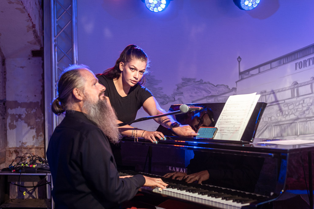 Karaoke mit Liveband | Karaoke mit Forster Family im Forte Belvedere Leisnig zum Festival Hallo Leisnig 2022. - Realisiert mit Pictrs.com