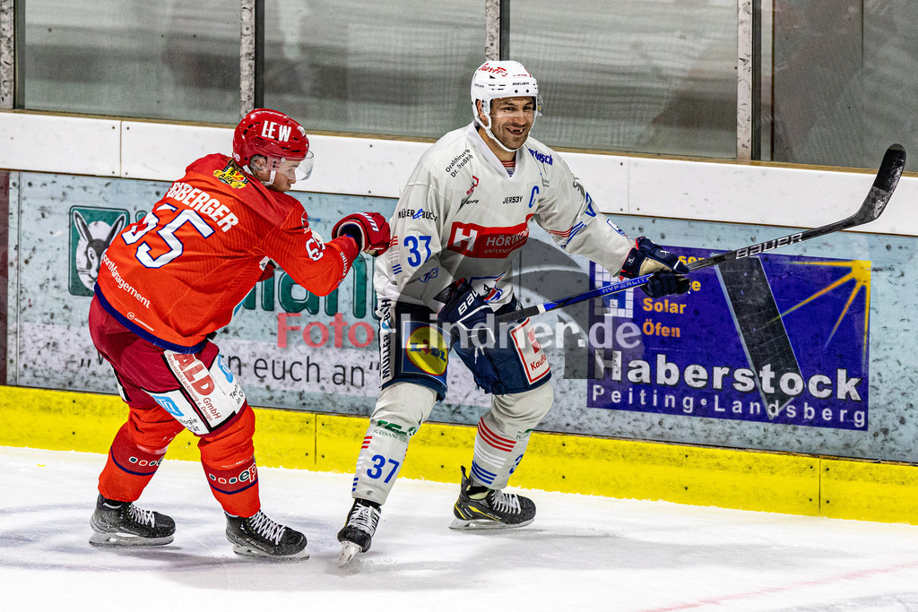 EC Peiting vs Heilbronner Falken | Eishockey Oberliga Süd 2023/2024, EC Peiting vs Heilbronner Falken,
Frederik CABANA (HNF 37) und Alexander BIBERGER (ECP 65) in Aktion,
2023-10-06 in Peiting (Eisstadion)
37 Frederik CABANA (HNF 37), 65 Alexander BIBERGER (ECP 65)
Copyright: WolfgangxLindner foto-lindner.de