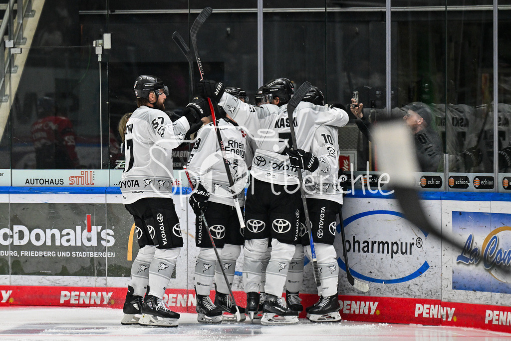 Augsburger Panther - Kölner Haie | Jubel der Haie nach dem Treffer zum 0-1 durch Patrick RUSSELL (Kölner Haie 63) / Tor / Torschuetze / Freude / Happy / DEL: Augsburger Panther - Kölner Haie; Curt Frenzel Stadion am 26.09.2025