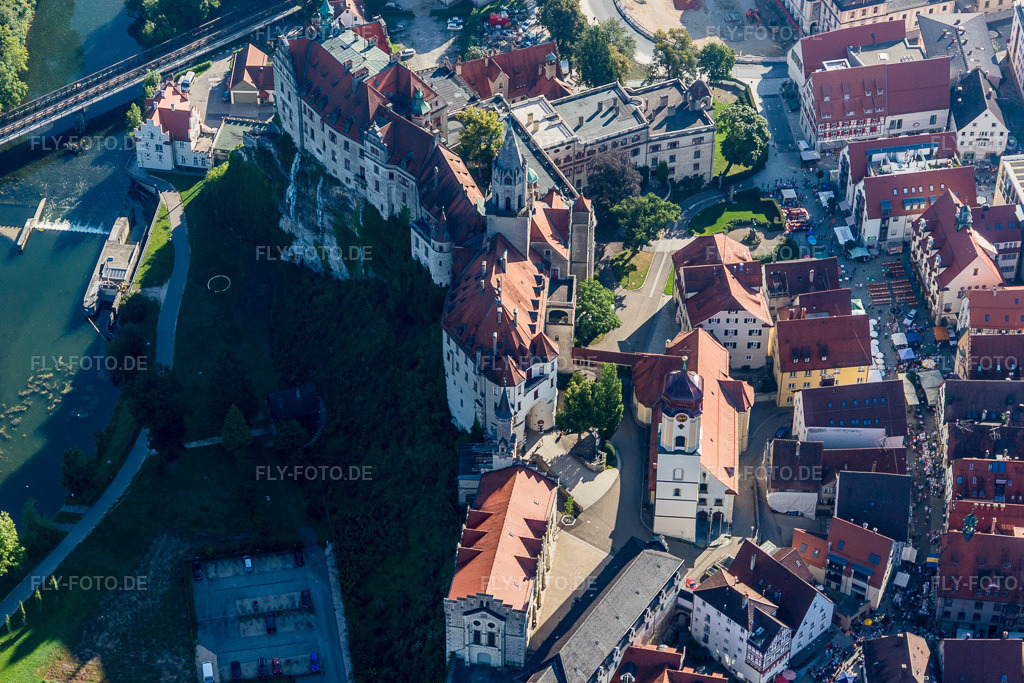 Luftbild: Burganlage des Schloß Sigmaringen zwischen Donau und Altstadt von Sigmaringen in Sigmaringen im Bundesland Baden-Württemberg in Deutschland. Foto: IMG_094195.jpg vom 27.08.2016 durch Werner Riehm/FLY-FOTO.de