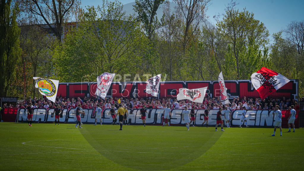 Fußball, Herren, Saison 2025/2026, Brandenburgliga, 23. Spieltag, Brandenburger SC Süd 05 vs. BSG Stahl Brandenburg, Samstag 25.04.2026, Werner-Seelenbinder-Sportplatz Brandenburg an der Havel | Fußball, Herren, Saison 2025/2026, Brandenburgliga, 23. Spieltag, Brandenburger SC Süd 05 vs. BSG Stahl Brandenburg, Samstag 25.04.2026, Werner-Seelenbinder-Sportplatz Brandenburg an der Havel, Im Bild: Ein Blick auf die Fankurve des Brandenburger SC Süd 05 - Realisiert mit Pictrs.com