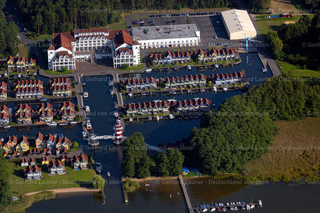 4062398 | RHEINSBERG 08.09.2021 Gebäudekomplex der Hotelanlage Maritim Hafenhotel Rheinsberg in Rheinsberg am Ufer des Rheinsberges Sees im Bundesland Brandenburg, Deutschland. // Building complex of the hotel complex Maritim Hafenhotel Rheinsberg in Rheinsberg on the bank of the Rheinsberg lake in the state of Brandenburg, Germany. Foto: Gerhard Launer