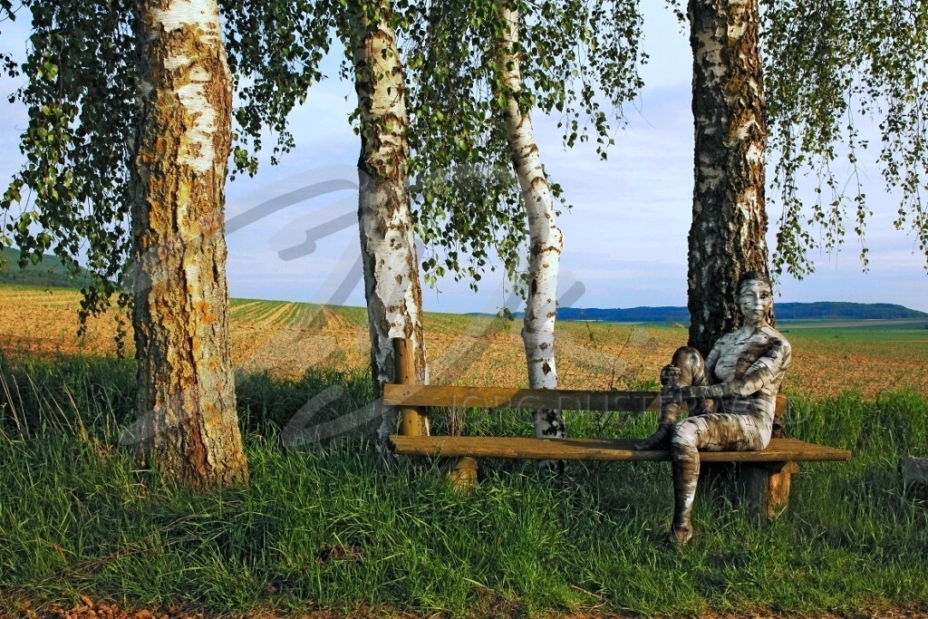 NatureArt-BIRKENBANK_9553 | Die Birkenfrau träumt gemütlich auf einer Bank | #004 | Modell: Jana | Foto: Tschiponnique Skupin - Realisiert mit Pictrs.com