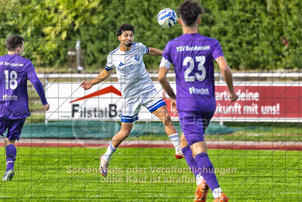 20261010_153458_0103-Bearbeitet_(c)_by_PhotoPeet | #,1.FC Eislingen (weiß) vs. TSV Bernhausen (lila), Fussball, Landesliga 2 - wfv, 11. Spieltag, Saison 2026/2027, Rasenplatz, Eichbachstation, Haldenstraße, 73054 Eislingen, 10.10.2026 - 15:30 Uhr,Foto: PhotoPeet / Sport- &amp; Eventfotografie / Peter Harich
