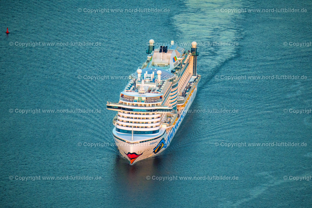 Aida_Prima_auf der Elbe_ELS_4162060822 | GLüCKSTADT 06.08.2022 Kreuzfahrtschiff Aida Prima auf der Elbe Höhe Glückstadt, Deutschland. // Cruise ship Aida Prima on the Elbe at Glueckstadt, Germany. Foto: Martin Elsen