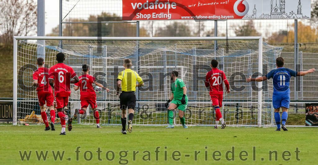 2023-11-04_025_FC_Langengeisling_gegen_VfL_Waldkraiburg | Erding, Deutschland, 04.11.2023:
Fußball, Bezirksliga Oberbayern Ost 2023 / 2024, 16. Spieltag, FC Langengeisling gegen VfL Waldkraiburg, Endergebnis: 2:0

Tor zum 1:0 durch David Riederle (FC Langengeisling, #14)
Raimund Stuiber (VfL Waldkraiburg, #4), Aristote Biali (VfL Waldkraiburg, #6), Abdullah Eryilmaz (VfL Waldkraiburg, #2), Schiedsrichter Benjamin Findl, Torwart Bekir Karatepe (VfL Waldkraiburg, #42), Luciano Liquiliqui (VfL Waldkraiburg, #20), Florian Rupprecht (FC Langengeisling, #11)

Foto: Christian Riedel / fotografie-riedel.net