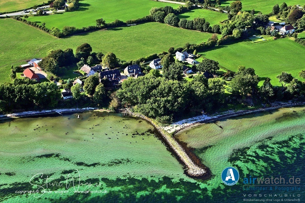 Luftbild Strand Holnis - bekannt für seine ruhige Lage und natürliche Schönheit | Der Strand Holnis ist ein attraktiver Ostseestrand in Glücksburg, bekannt für seine ruhige Lage und natürliche Schönheit. Er eignet sich besonders gut für Spaziergänge, Erholungssuchende und Familien, bietet aber keine umfangreichen Einrichtungen wie Restaurants oder Spielplätze direkt am Strand. Die Bewertungen heben die idyllische Atmosphäre, den sauberen Sand und die gute Wasserqualität positiv hervor. 