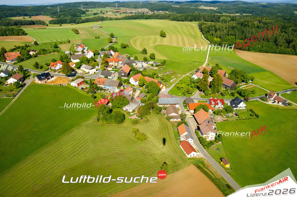 Die Luftaufnahme Maehrenhüll - Wattendorf wurde vom UL-Flugzeug (keine Drohne) aus fotografiert.Hohe Druck- Auflösung-die Geschenkidee!