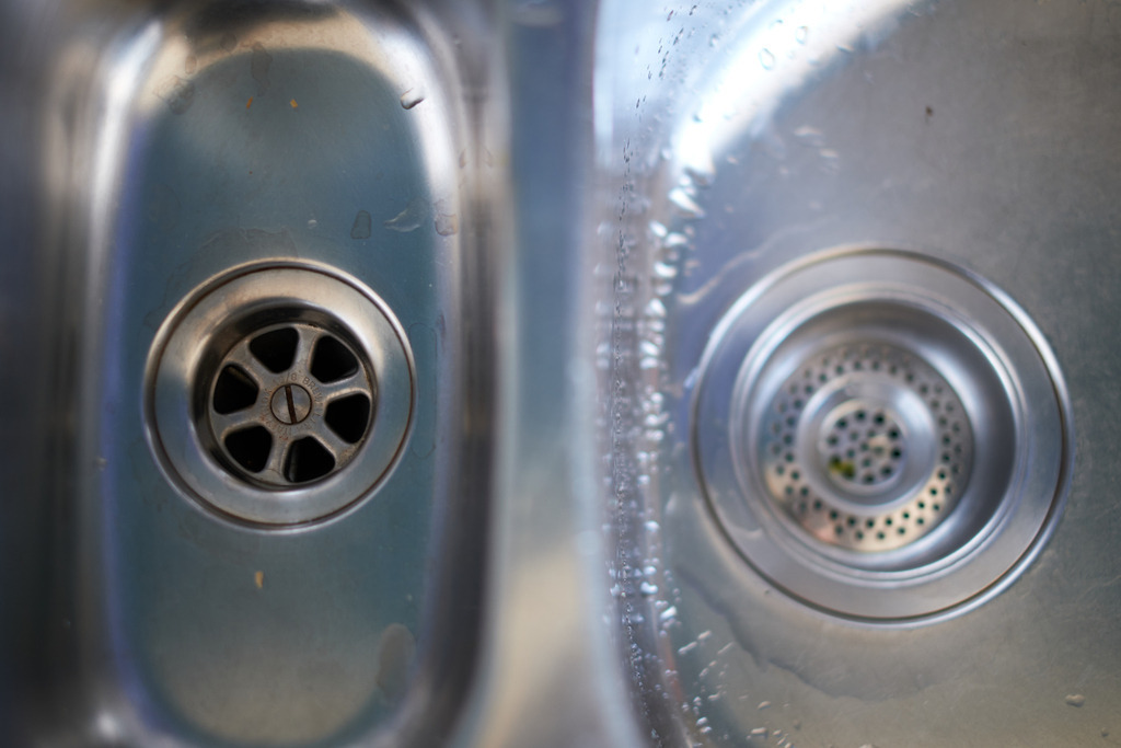 dreckiges Chromstahlbecken in der Küche | Wien, Austria - February 23, 2022: dreckiges Chromstahlbecken in der Küche, mit Abfluss und Sieb. - Realisiert mit Pictrs.com