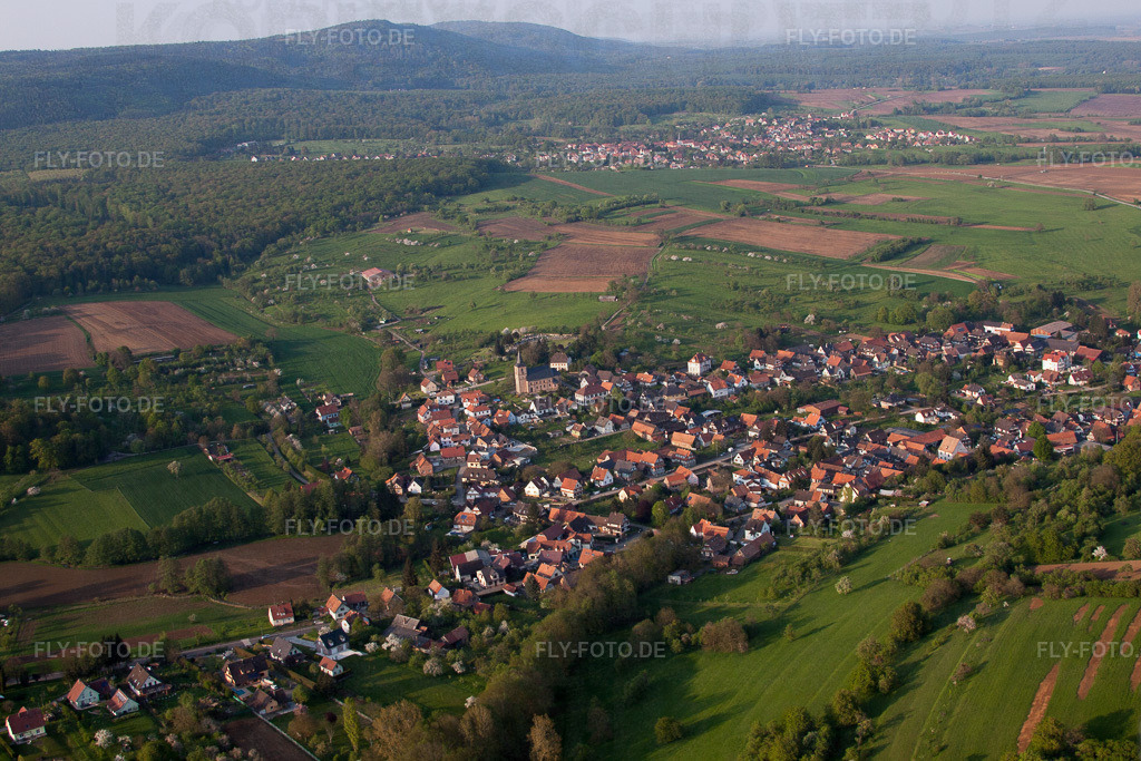 Ortsansicht | Luftbild: Ortsansicht in Preuschdorf im Bundesland Bas-Rhin in Frankreich. Foto: IMG_56838.jpg vom 05.05.2013 durch Werner Riehm/FLY-FOTO.de - Realisiert mit Pictrs.com