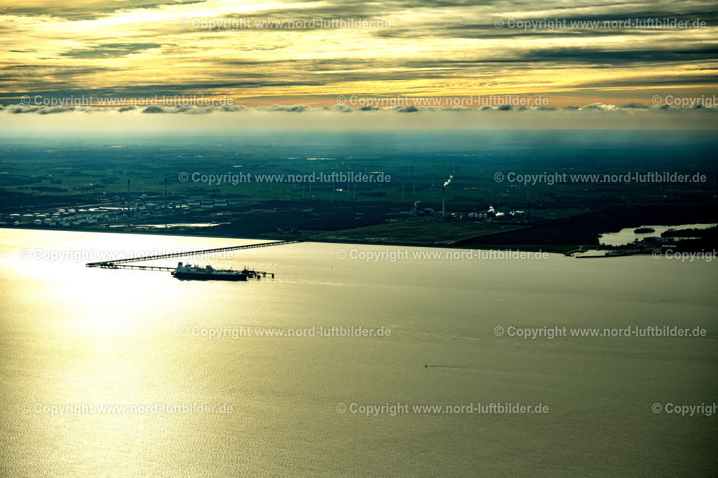 Wilhelmshaven_Höegh_Esperanza_LNG Speicher_und_Verdampfungsschiff_ELS_3610040223 | HOOKSIEL 04.02.2023 Wasserbrücke mit Leitungssystemen des LNG Erdgas und Flüssiggas- Terminal und Entladekai beim Entladen der " Höegh Esperanza " einem LNG-Speicher- und Verdampfungs-Schiff in Hooksiel im Bundesland Niedersachsen, Deutschland. Weiterführende Informationen bei: Höegh LNG AS,  Uniper Anlagenservice GmbH,  Uniper SE. // Water bridge with line systems of the LNG natural gas and liquid gas terminal and unloading dock when unloading the "Hoeegh Esperanza" an LNG storage and evaporation ship in Hooksiel in the state Lower Saxony, Germany. Further information at: Hoeegh LNG AS,  Uniper Anlagenservice GmbH,  Uniper SE. Foto: Martin Elsen