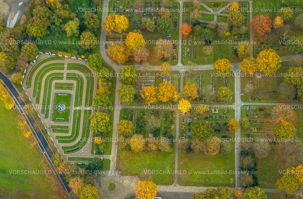 Gelsenkirchen231103215 | Luftbild, Friedhof Schalke Fan Feld am Friedhof Beckhausen-Sutum, Gräberfeld und Urnengräber, umgeben von herbstlichen Laubbäumen, Formen und Farben, Beckhausen, Gelsenkirchen, Ruhrgebiet, Nordrhein-Westfalen, Deutschland