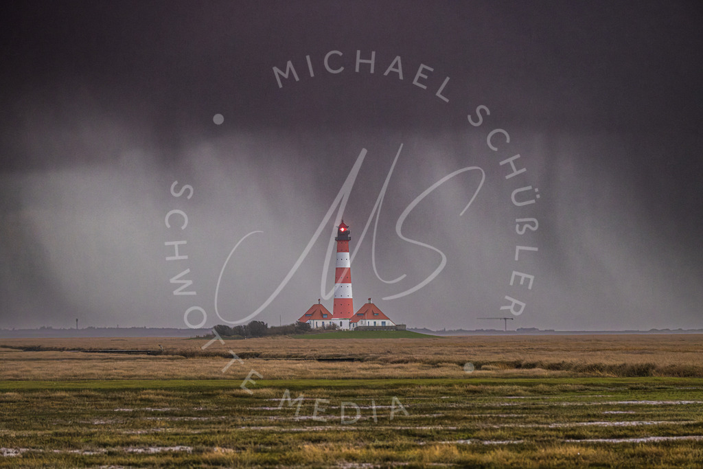 2023-01-31 Westerhever Leuchtturm abends - 021-CR3_DxO_DeepPRIME | Schwotte Media - Realisiert mit Pictrs.com